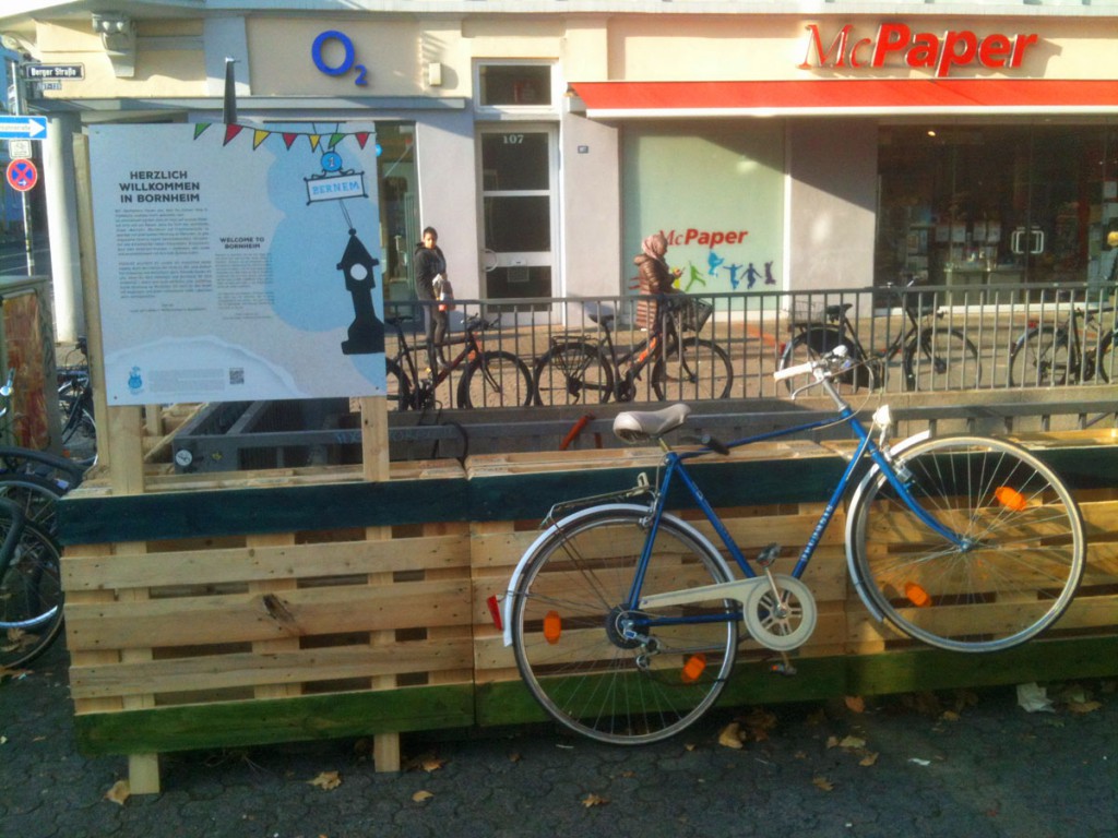 Palettenverkeidung an der U-Bahn-Station Höhenstraße