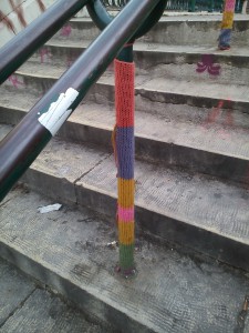 So ähnlich könnte es auch bald am Fünffingerplätzchen aussehen. Fleißige Bürger stricken im MUKIVA und machen den Oasen-Platz winterfest.