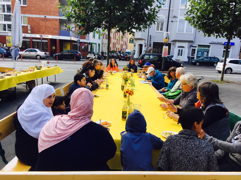 Internationaler, generationenübergreifender plastikfreier Lunch in Bornheim