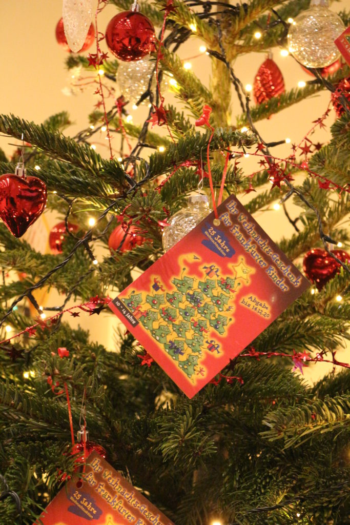 Weihnachtsbäume mit Kinderwünschen