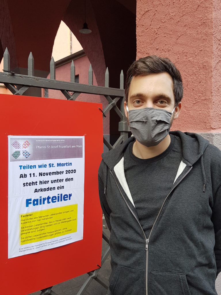 Vor dem Fairteiler in Frankfurt Bornheim