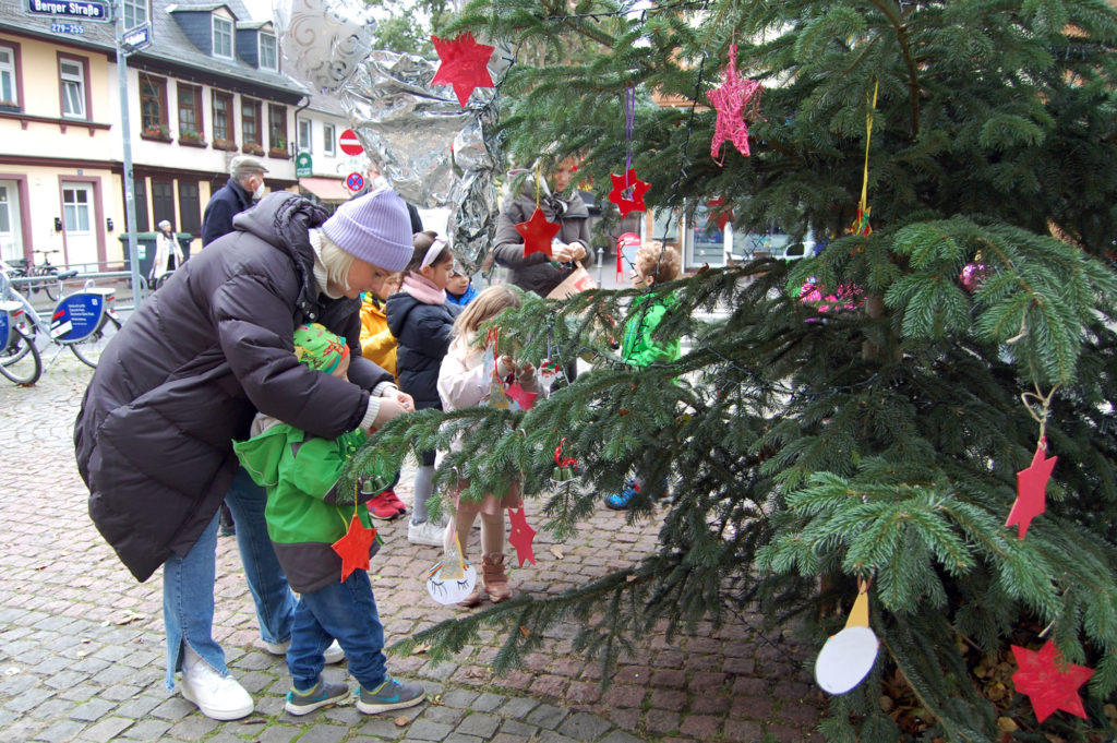 Weihnachtsbaum schmücken am hohen Brunnen in Frankfurt Bornheim