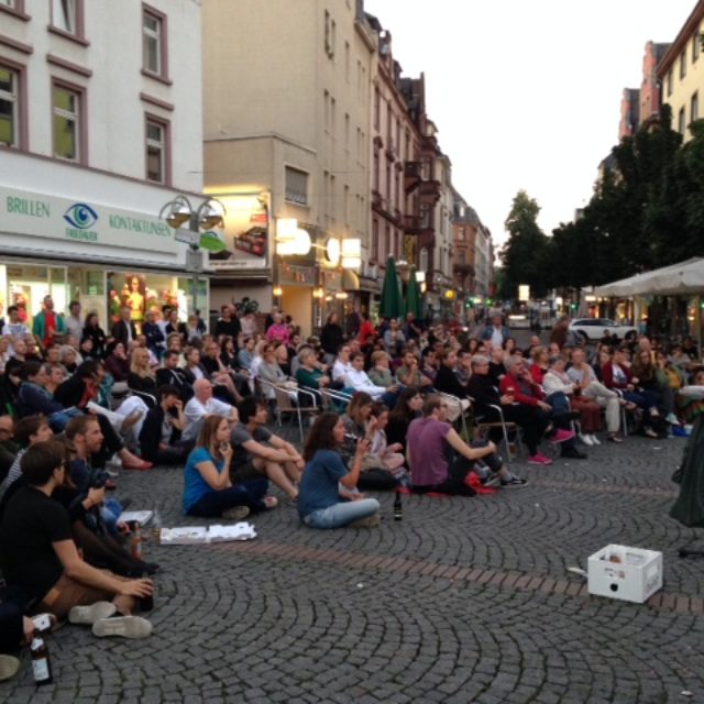 Rund 300 Besucher am Uhrtürmchen zum Bornheimer Open Air Kino
